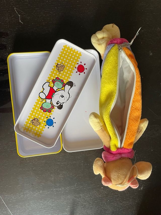 Estuche escolar de peluche y otro metálico