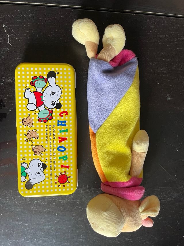 Estuche escolar de peluche y otro metálico