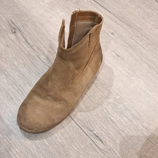 Botas imitación piel beige/marrón. Talla 34