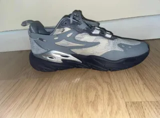 Zapatillas grises y plateadas