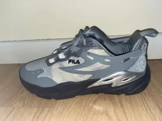 Zapatillas grises y plateadas