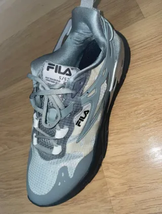 Zapatillas grises y plateadas