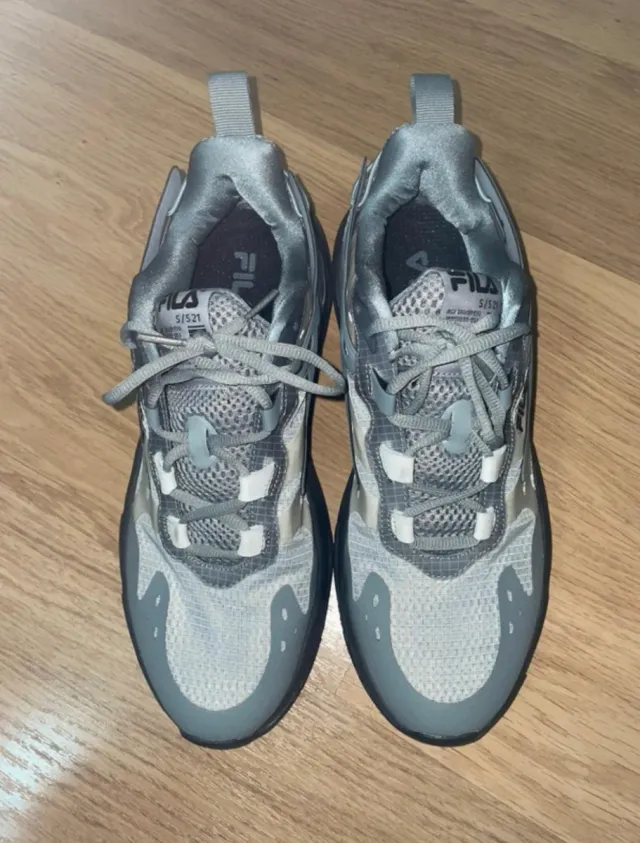 Zapatillas grises y plateadas