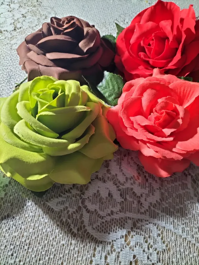 Flores decorativas (marrón, verde, rojo)