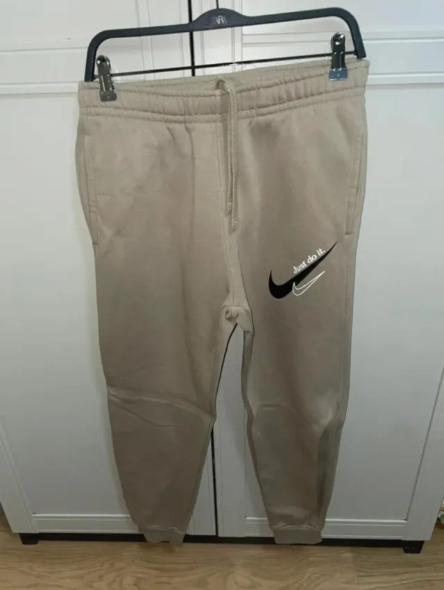 Sudadera Nike Beige y Negra