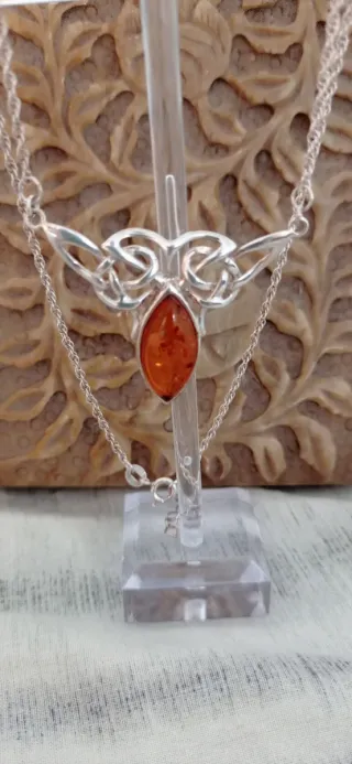 Cadena y colgante ámbar.