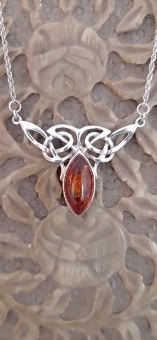 Cadena y colgante ámbar.