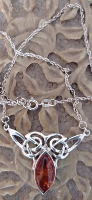 Cadena y colgante ámbar.