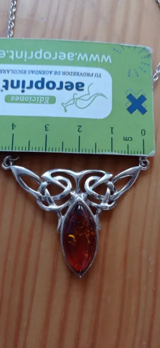 Cadena y colgante ámbar.
