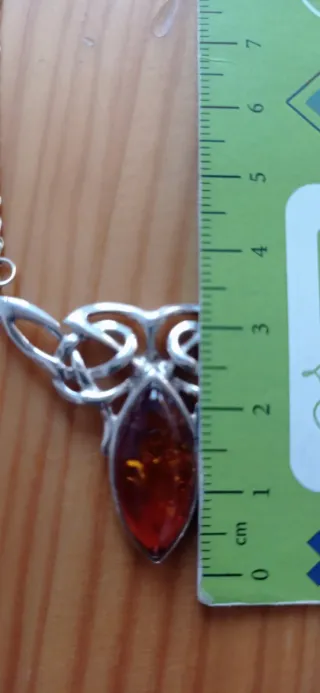 Cadena y colgante ámbar.