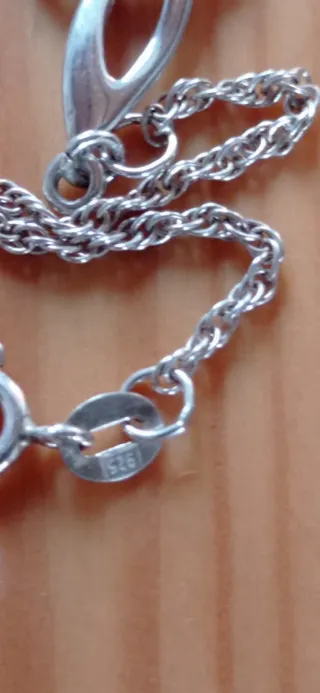 Cadena y colgante ámbar.