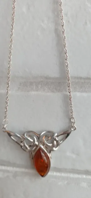 Cadena y colgante ámbar.