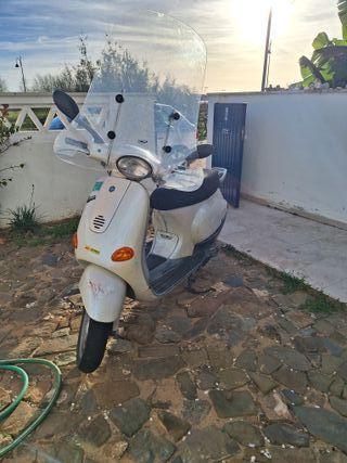 Vespa Blanca con Parabrisas