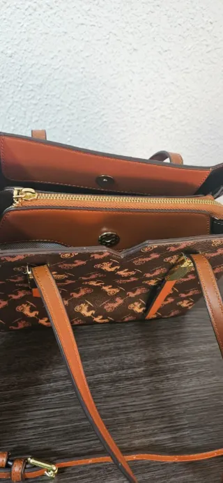Bolso marrón con estampado de carruajes