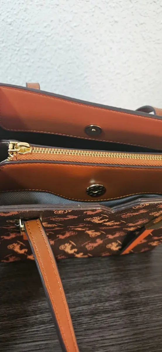 Bolso marrón con estampado de carruajes