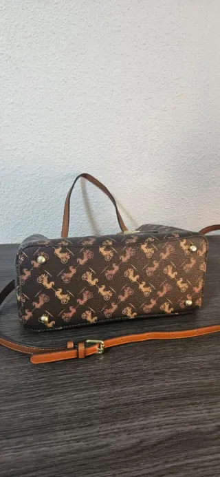 Bolso marrón con estampado de carruajes
