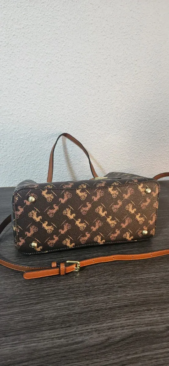 Bolso marrón con estampado de carruajes