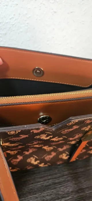 Bolso marrón con estampado de carruajes