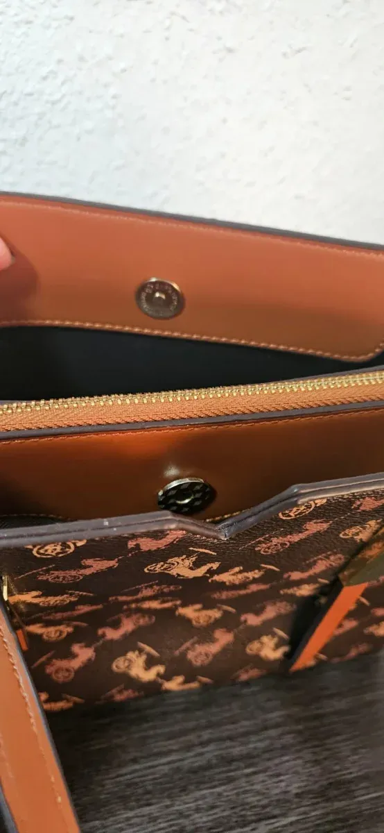 Bolso marrón con estampado de carruajes