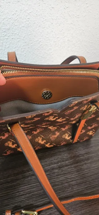 Bolso marrón con estampado de carruajes