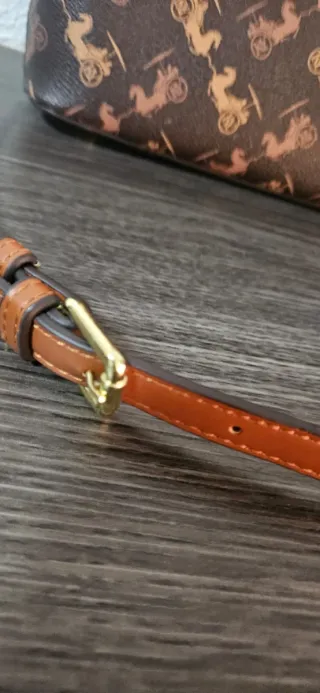 Bolso marrón con estampado de carruajes