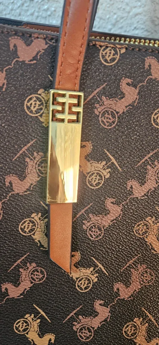 Bolso marrón con estampado de carruajes