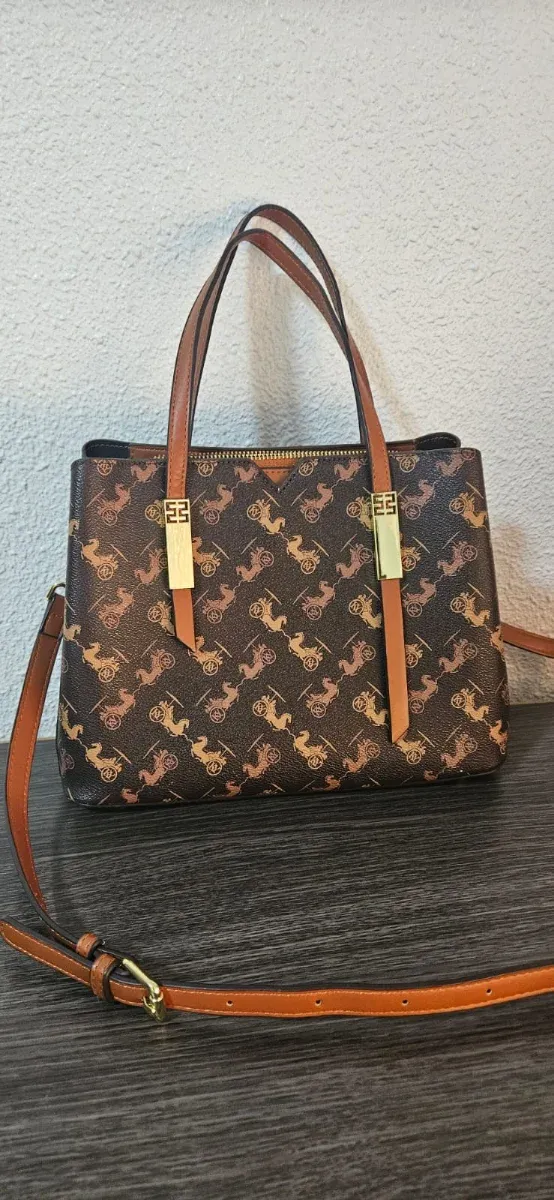 Bolso marrón con estampado de carruajes