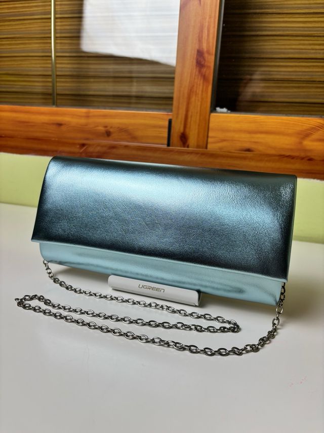 Clutch Tamaris metálico azul cadena elegante