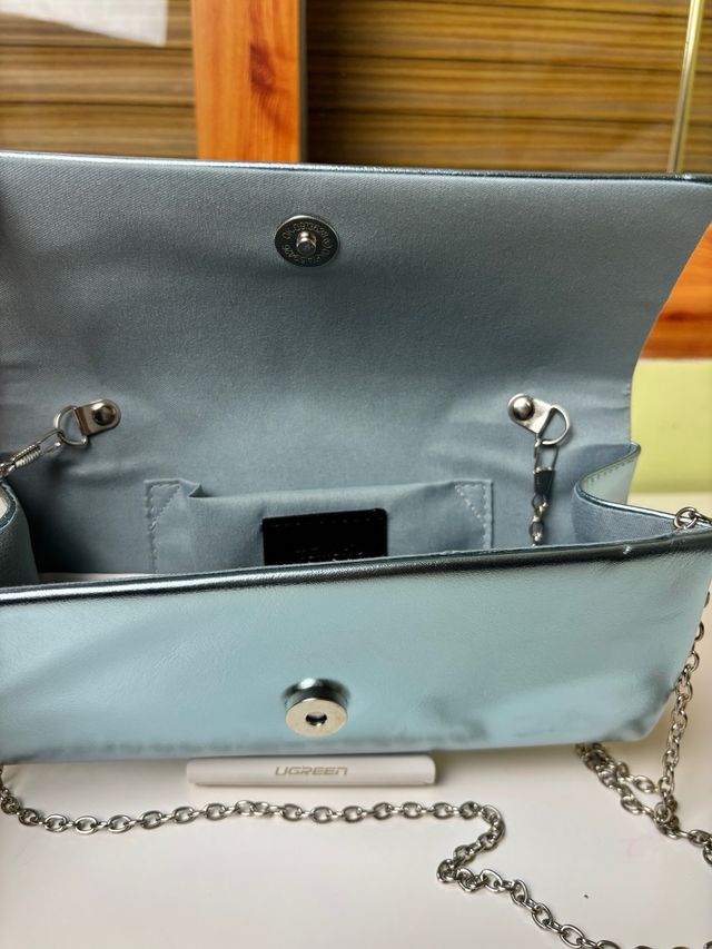 Clutch Tamaris metálico azul cadena elegante
