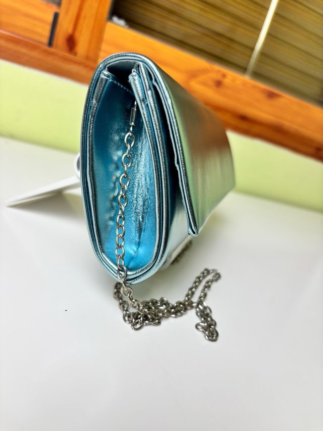 Clutch Tamaris metálico azul cadena elegante