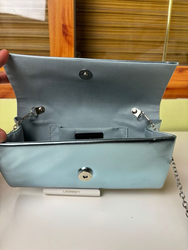 Clutch Tamaris metálico azul cadena elegante