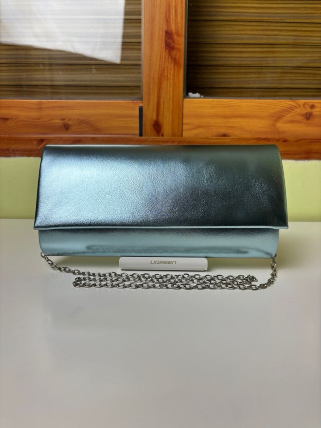 Clutch Tamaris metálico azul cadena elegante
