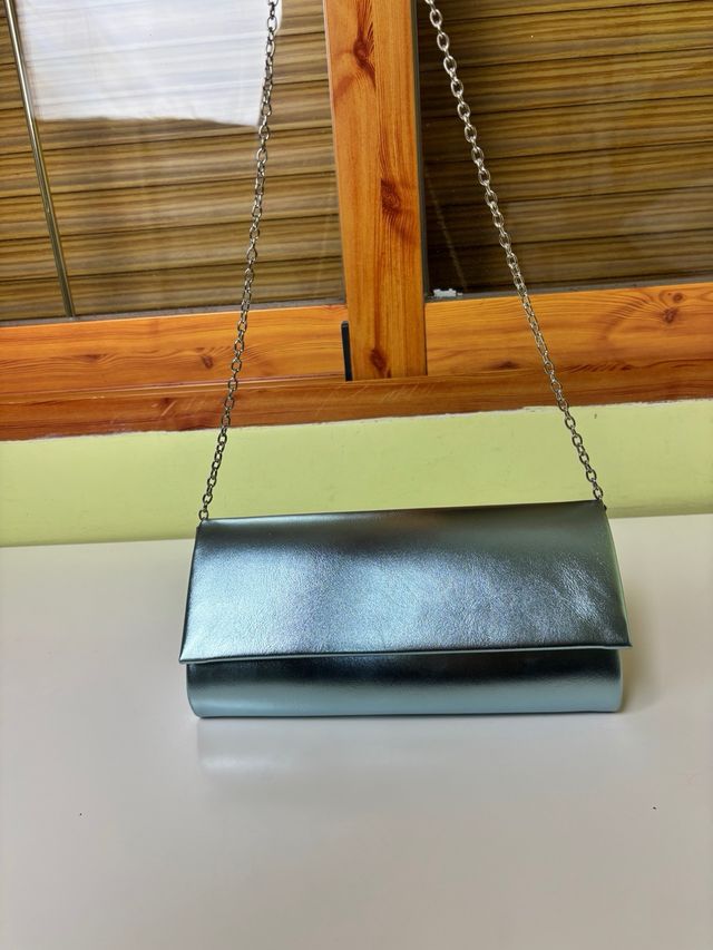 Clutch Tamaris metálico azul cadena elegante