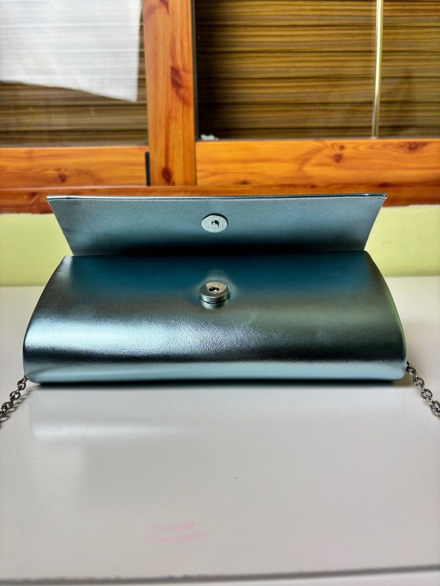 Clutch Tamaris metálico azul cadena elegante