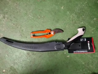 Serrucho y tijeras de mano.