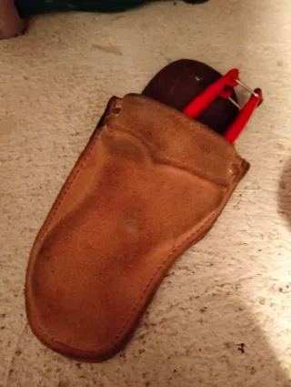 Serrucho y tijeras de mano.