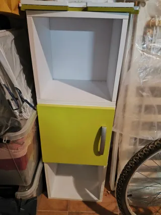 Estantería infantil con puerta verde