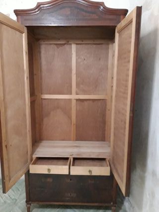 Ropero antiguo de madera
