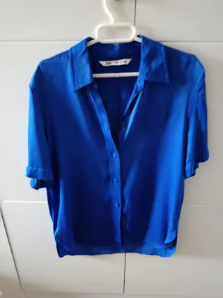 Camisa Zara azul brillante