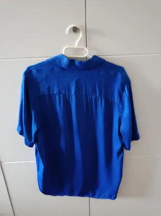 Camisa Zara azul brillante