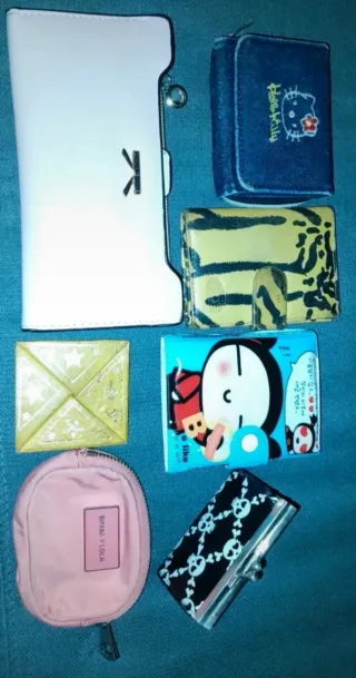 Surtido de carteras y monederos.tamaños y formas.