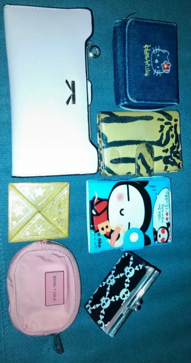Surtido de carteras y monederos.tamaños y formas.