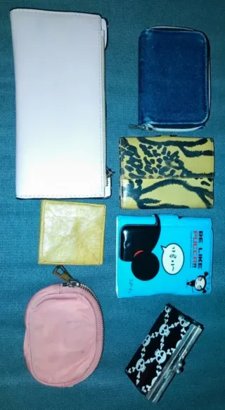 Surtido de carteras y monederos.tamaños y formas.