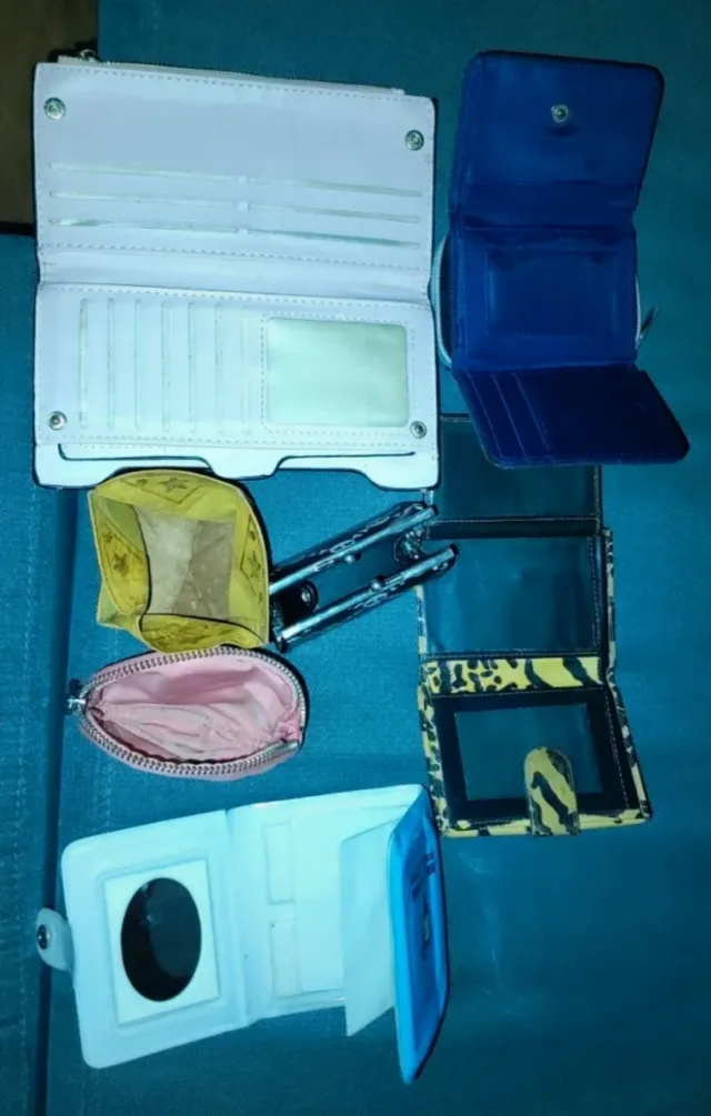 Surtido de carteras y monederos.tamaños y formas.