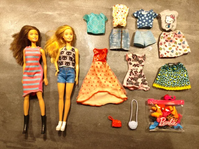 2 Barbies con ropa y zapatos
