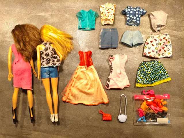 2 Barbies con ropa y zapatos