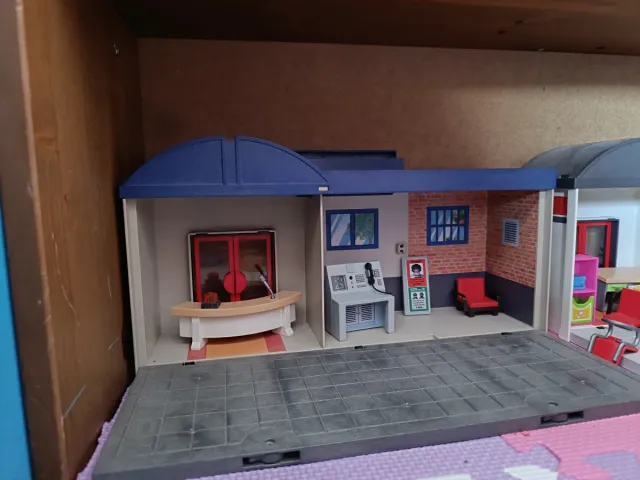 Comisaría Playmobil con mobili e moto
