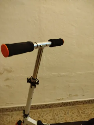 Patinete con ruedas grandes