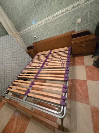 Cama con somier de madera y metal