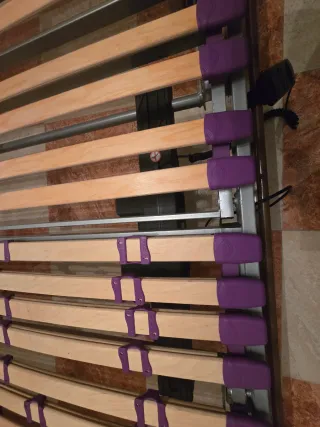 Cama con somier de madera y metal